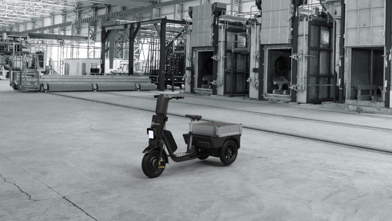 Triporteur électrique A1 avec caisson en aluminium marché de Rungis à Paris. 