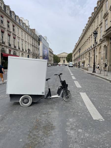 Notre triporteur électrique Urban City S en circulation libre dans les rues parisiennes 