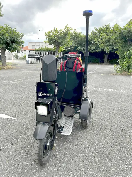 Triporteur T1 en configuration intervention urgence avec matériel de secours embarqué – utilisé par services professionnels pour assistance rapide à Lyon.