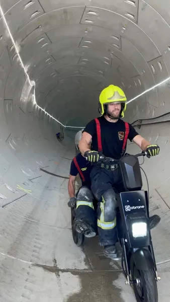 Pompier professionnel avec T1 dans tunnel d'intervention – accès rapide aux victimes dans environnements confinés et zones difficiles lyonnaises.