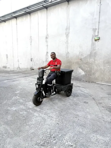 Agent de sécurité avec triporteur T1 – polyvalence du véhicule pour missions de secours, surveillance et intervention rapide sur sites professionnels lyonnais.