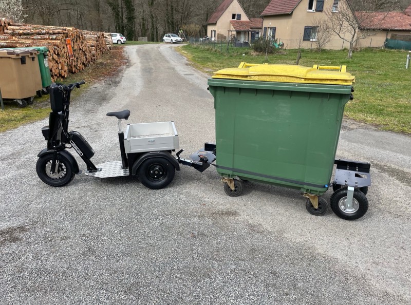 U de tractage professionnel pour remorquer facilement les conteneurs poubelles des syndics de copropriété à Paris et en Ile de France