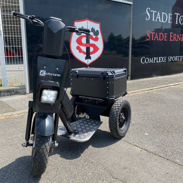 Modèle Urban avec caisson arrière compact devant infrastructure sportive