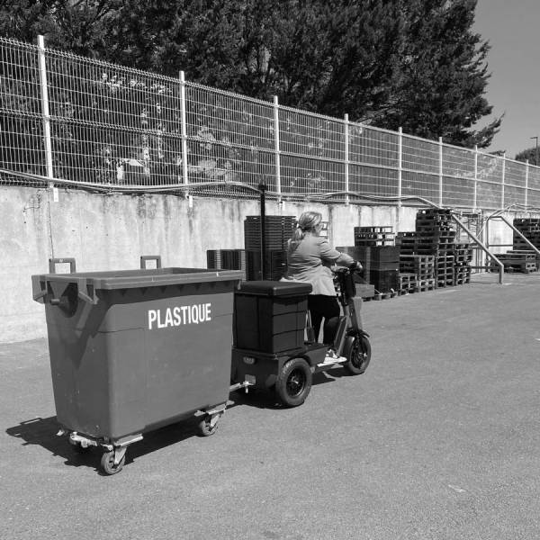 Triporteur Cobrane en service logistique dans un centre commercial à Bordeaux (33).