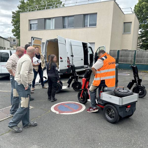 Louer un véhicule utilitaire électrique trois roues avec caisson technique pour dépannage et maintenance industrielle à Lyon