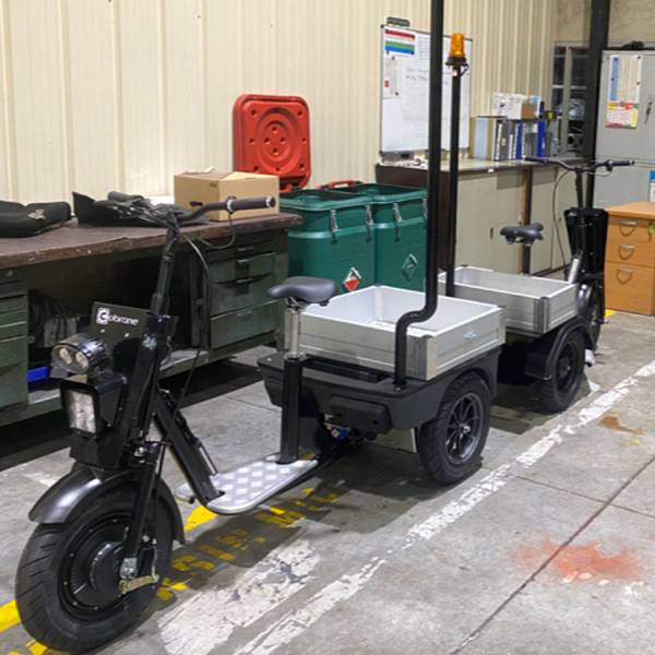 Triporteur électrique Cobrane utilisé sur un site de production métallique à Lyon (69).