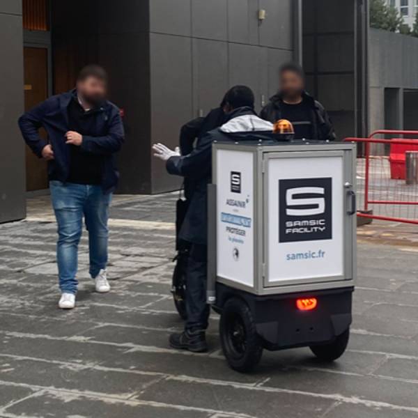 Triporteur Cobrane équipé d’un caisson logoté pour un prestataire de maintenance à Toulouse (31).