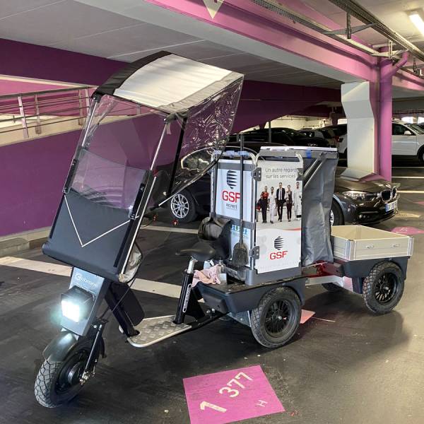 Triporteur Cobrane utilisé pour la collecte et le transport de matériel d’entretien à Toulouse (31).