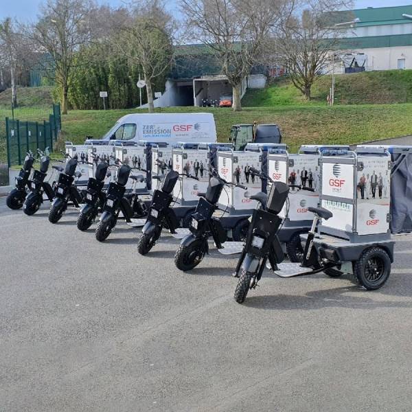 Flotte triporteurs électriques Cobrane GSF – véhicules de nettoyage urbain avec chariots intégrés pour propreté espaces publics Marseille.
