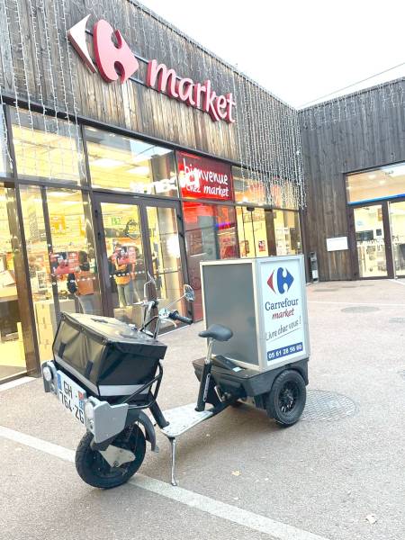 Triporteur électrique Cobrane utilisé pour la livraison interne d’enseigne commerciale à Bordeaux (33).