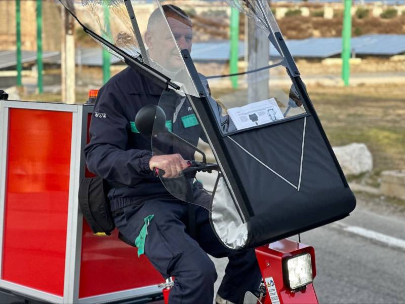 Triporteur Cobrane FACOM en service dans une zone industrielle à Marseille (13).