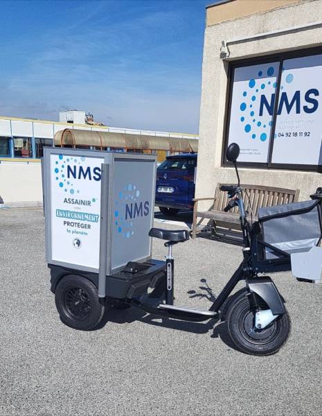 Triporteur électrique A1 personnalisé NMS pour propreté industrielle – véhicule de service compact pour interventions sur sites privés et centres commerciaux à Marseille.