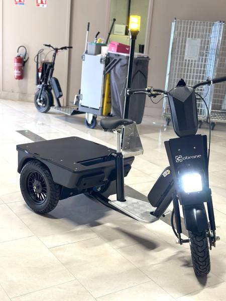 Triporteur électrique Cobrane utilisé pour les opérations de propreté en centre commercial à Toulouse (31).