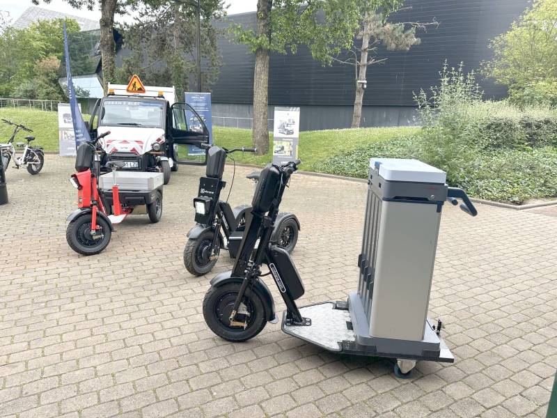 Véhicule électrique Cobrane avec caisson technique modulable – engin de nettoyage professionnel gamme Facility pour sites industriels, campus tertiaires et zones de production à Marseille.