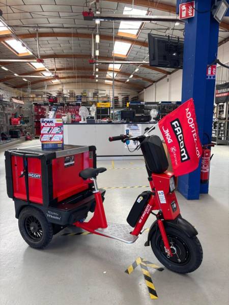 Engin trois roues électrique Cobrane utilisé pour la livraison du dernier kilomètre à Lille (59).