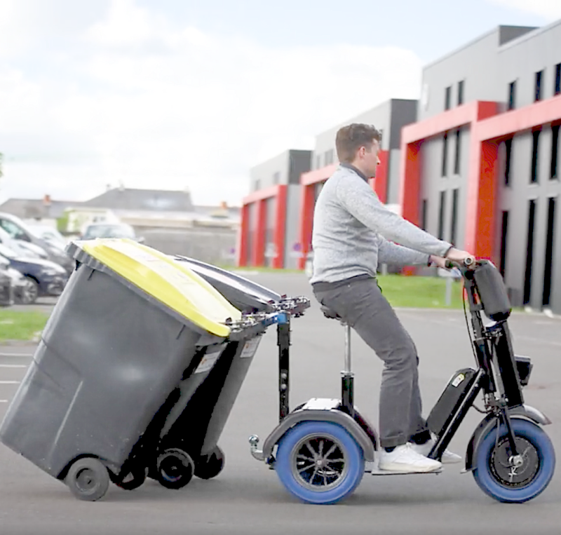 Gardien tractant conteneur poubelles avec vélo cargo électrique U1 en copropriété – solution anti-pénibilité pour syndics et gestion des déchets à Toulouse.