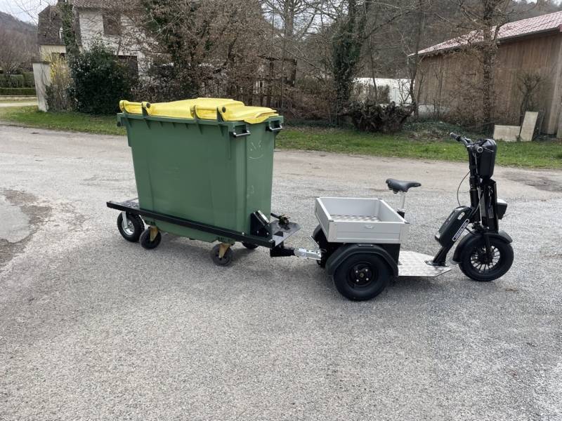 Vélo cargo trois roues U1 avec conteneur et caisson aluminium – triporteur électrique polyvalent pour gardien d'immeuble et maintenance en résidence toulousaine.