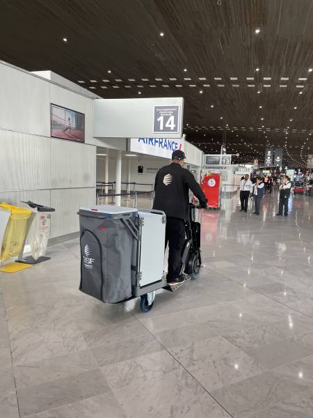 Triporteur electrique pour agents de propreté dans les aéroports