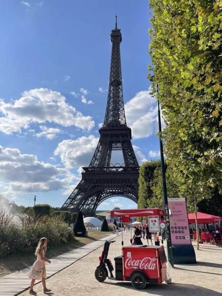 Triporteur Coca Cola pour les J0 2024 _ Tour Eifel