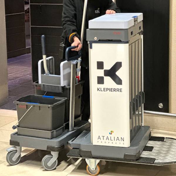 Triporteur électrique professionnel Cobrane tractant un chariot de nettoyage à Bordeaux (33).