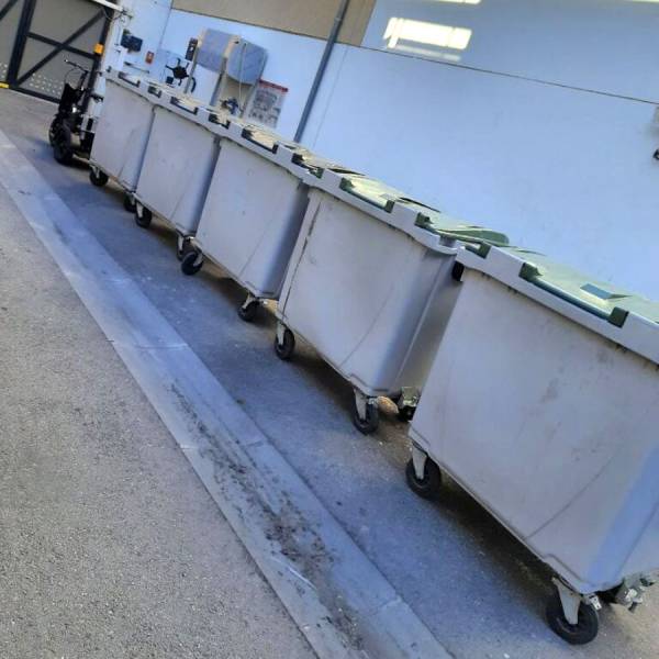 Train de conteneurs tractés en local poubelles – tricycle électrique U1/U2 pour syndic, transport écologique et gestion espaces communs en résidence toulousaine.
