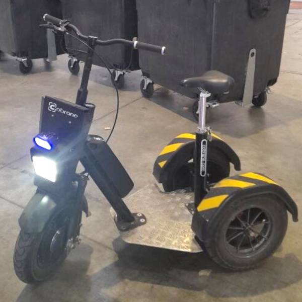 Technicien équipé d’un triporteur Cobrane FACOM pour interventions multi-sites à Marseille (13).