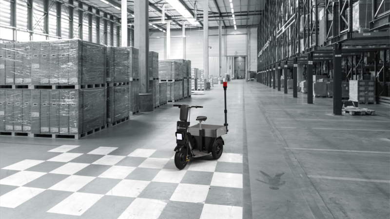 Tracteur électrique gamme Facility U1 pour intervention technique avec girophare et caisson aluminium à Villeneuve-d'Ascq 